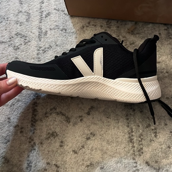 BRAND NEW WITH BOX black and white veja atheltic sneakers never worn - Picture 2 of 5